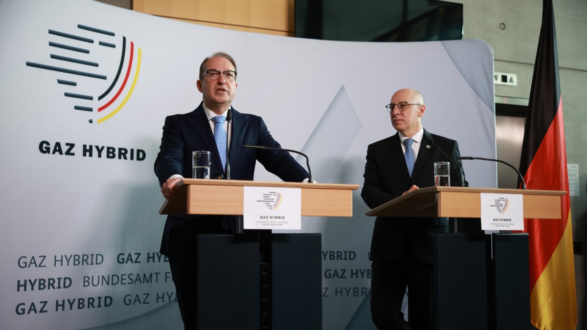 German Interior Minister Alexander Dobrindt (L) speaks next to President of the German Federal Office for the Protection of the Constitution (Bundesamt fuer Verfassungsschutz, BfV) Sinan Selen (R) at a press statement during the inauguration of a Center for Countering Hybrid Threats in Berlin, Germany, June 16, 2026. (EPA File Photo)