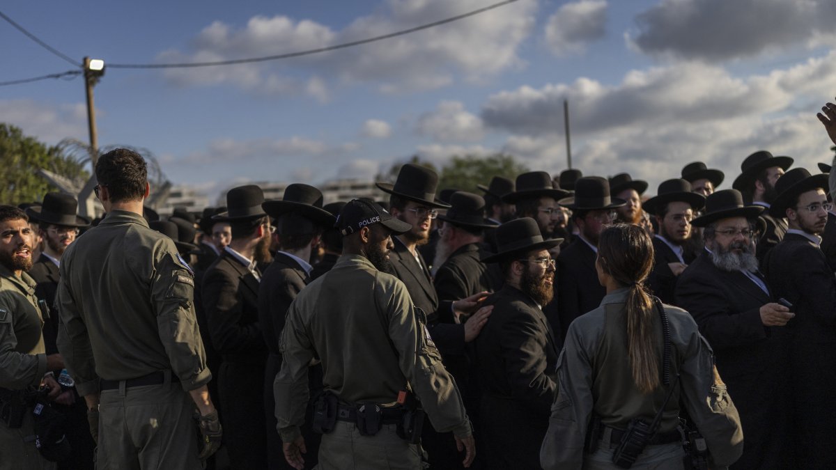 Israeli security forces stand guard as ultra-Orthodox Jews gather to protest against military conscription outside Bet Lid military prison in Kfar Yona, June 17, 2026. (AFP File Photo)