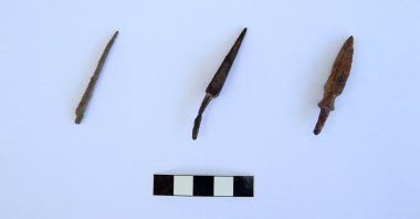 Arrowheads uncovered during excavations, Malazgirt, Türkiye, June 27, 2026. (AA Photo)


Türklere Anadolu'nun kapılarını açan Malazgirt Savaşı'nın yapıldığı alanın tespiti amacıyla yürütülen proje kapsamında, "Selçuklu Şehitliği" olduğu değerlendirilen bölgede yapılan kazılarda döneme ait ok uçları bulundu. ( İbrahim Yaldız - Anadolu Ajansı )