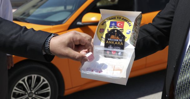 A taxi driver offers Turkish delight ahead of the NATO Heads of State and Government Summit, Ankara, Türkiye, June 29, 2025. (AA Photo)