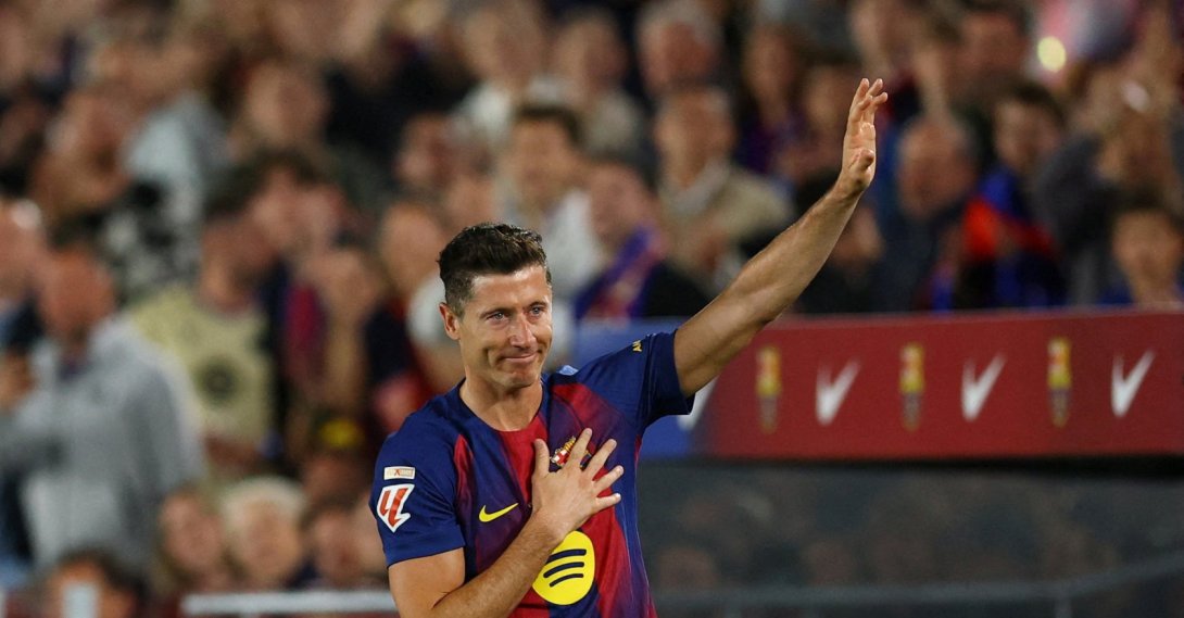 Barcelona's Robert Lewandowski waves to fans as he is substituted in his final La Liga home game against Real Betis at Camp Nou, Barcelona, Spain, May 17, 2026. (Reuters Photo)