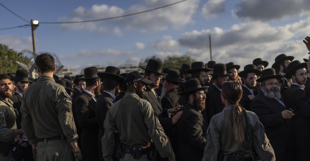 Israeli security forces stand guard as ultra-Orthodox Jews gather to protest against military conscription outside Bet Lid military prison in Kfar Yona, June 17, 2026. (AFP File Photo)