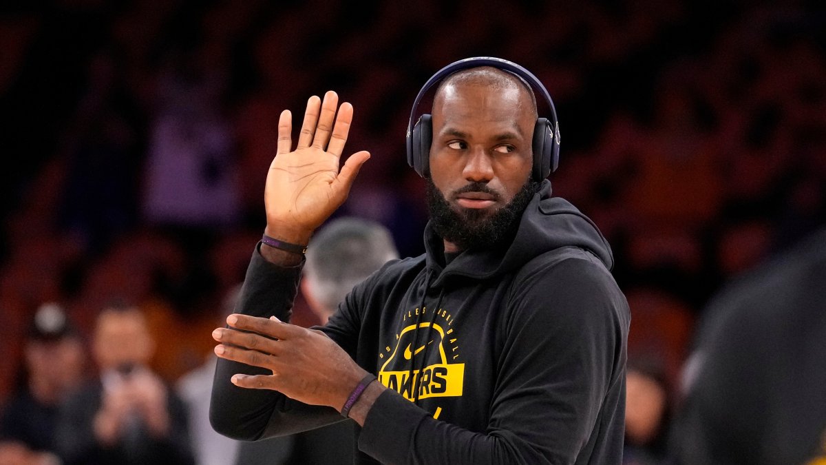 Los Angeles Lakers' LeBron James walks on to the court to warm up prior to Game 4 in a second-round NBA basketball playoffs series against the Oklahoma City Thunder, Los Angeles, U.S., May 11, 2026. (AP Photo)