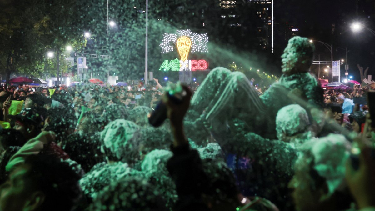 Supporters celebrate after Mexico won their 2026 FIFA World Cup Round of 32 match against Ecuador, Mexico City, Mexico, June 30, 2026. (Reuters Photo)