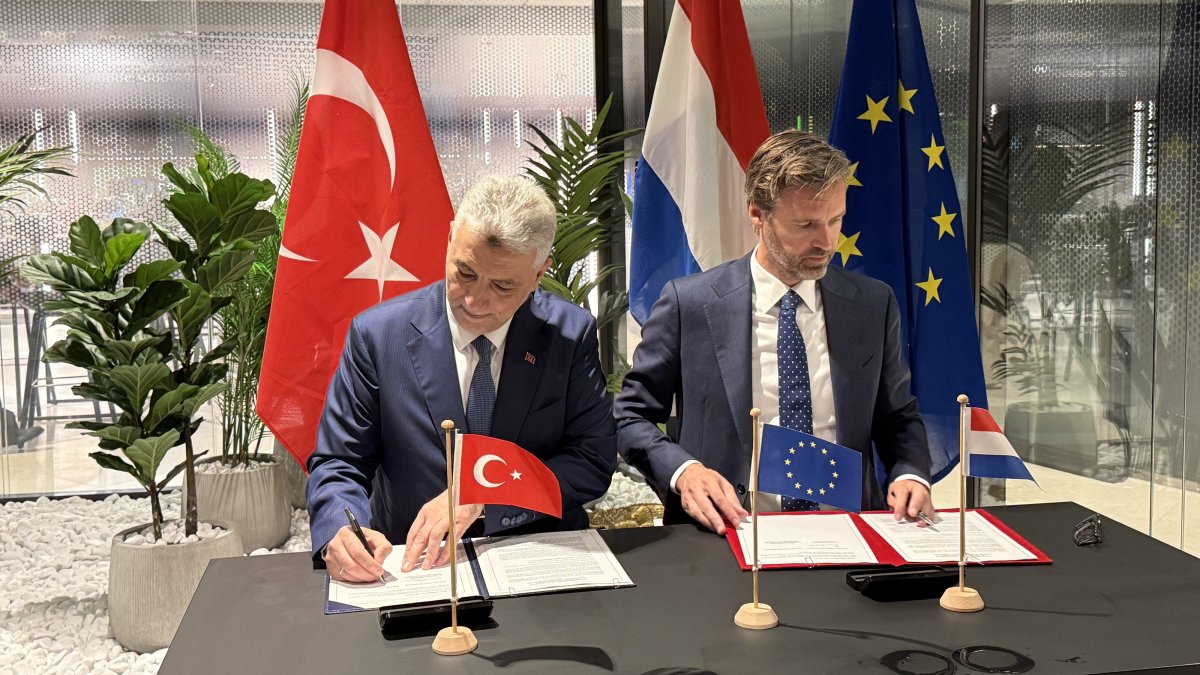 Trade Minister Ömer Bolat (L) and Dutch Foreign Trade and Development Cooperation Minister Sjoerd Sjoerdsma sign documents during the JETCO meeting, The Hague, Netherlands, July 2, 2026. (AA Photo)
