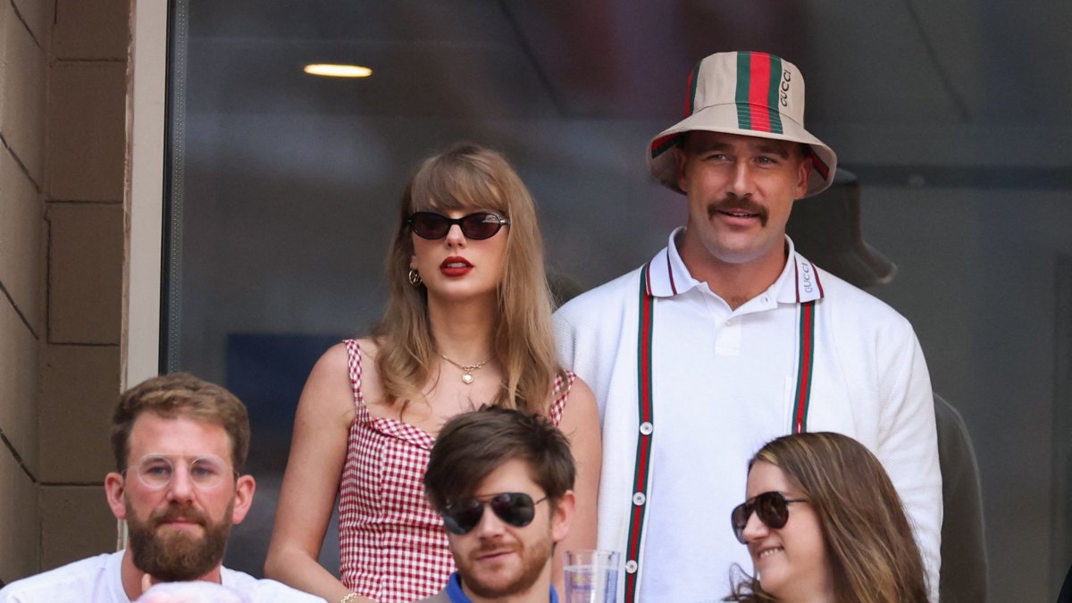 U.S. singer-songwriter Taylor Swift (L) and U.S. NFL player Travis Kelce (R) attend the men's final match between Italy's Jannik Sinner and U.S.'s Taylor Fritz on day 14 of the U.S. Open tennis tournament at the USTA Billie Jean King National Tennis Center, New York City, U.S., Sept. 8, 2024. (AFP Photo)