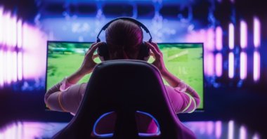 Men in Türkiye spend more time on games and women devote more time to arts and hobbies, according to national time-use data that also shows most of the day is consumed by sleep, meals and work. (Shutterstock Photo)