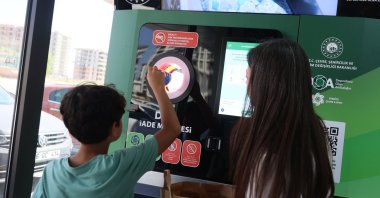 People use a DOA deposit return machine to recycle beverage containers, Edirne, Türkiye, July 1, 2026. (AA Photo) 