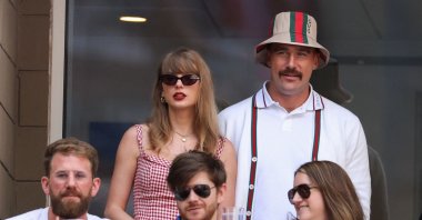 U.S. singer-songwriter Taylor Swift (L) and U.S. NFL player Travis Kelce (R) attend the men's final match between Italy's Jannik Sinner and U.S.'s Taylor Fritz on day 14 of the U.S. Open tennis tournament at the USTA Billie Jean King National Tennis Center, New York City, U.S., Sept. 8, 2024. (AFP Photo)