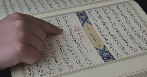 A child reads the Quran during a lesson, Istanbul, Türkiye, Oct. 25, 2025. (Shutterstock Photo)