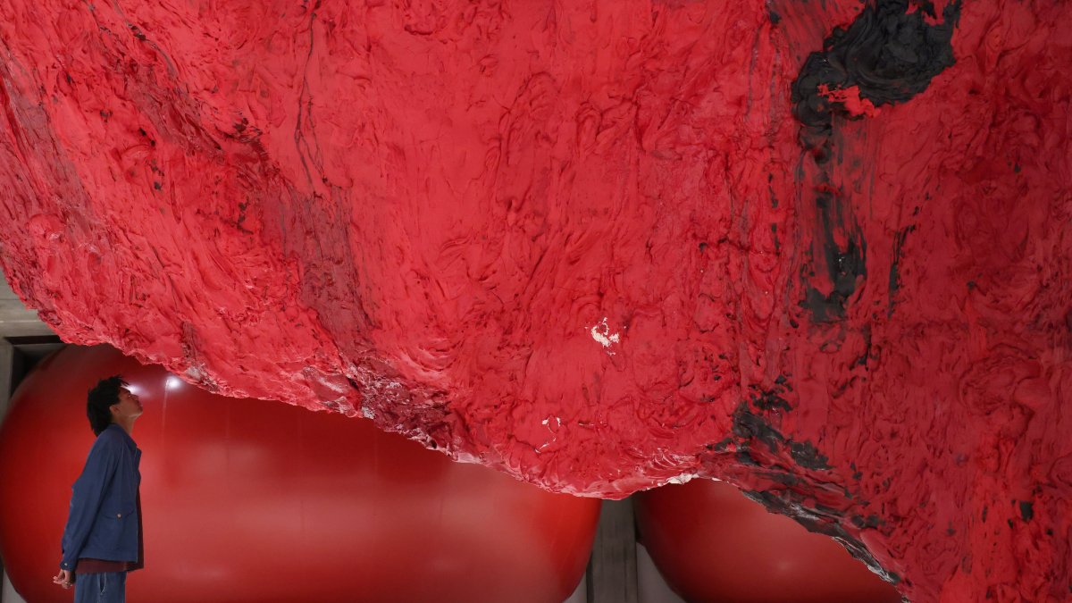A gallery worker poses with the work “Mount Moriah at the Gate of the Ghetto” at the Anish Kapoor exhibition at the Hayward Gallery, London, U.K., June 15, 2026. (EPA Photo)