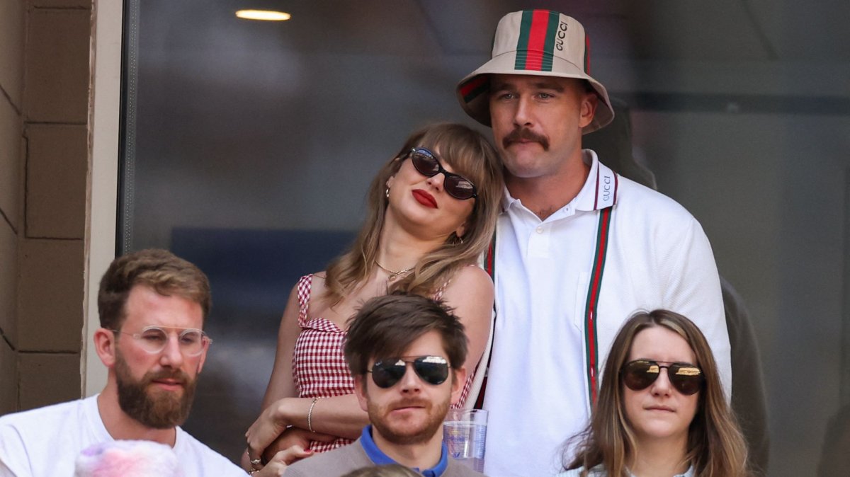 U.S. singer-songwriter Taylor Swift (L) and U.S. NFL football player Travis Kelce attend the men's final match between Italy's Jannik Sinner and USA's Taylor Fritz on Day 14 of the U.S. Open tennis tournament at the USTA Billie Jean King National Tennis Center, New York City, U.S., Sept. 8, 2024. (AFP Photo)