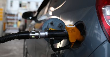 A gas is pumped into a car at a gas station, Istanbul, Türkiye, June 7, 2022. (Shutterstock Photo)