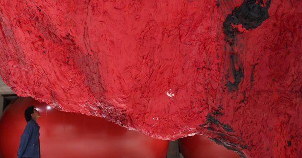 A gallery worker poses with the work “Mount Moriah at the Gate of the Ghetto” at the Anish Kapoor exhibition at the Hayward Gallery, London, U.K., June 15, 2026. (EPA Photo)