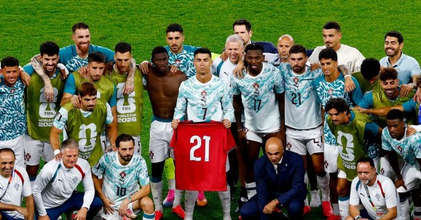 Portugal's Cristiano Ronaldo and teammates pose with a shirt in memory of former player Diogo Jota ahead of the first anniversary of his death at Toronto Stadium, Toronto, Canada, July 2, 2026. (Reuters Photo)