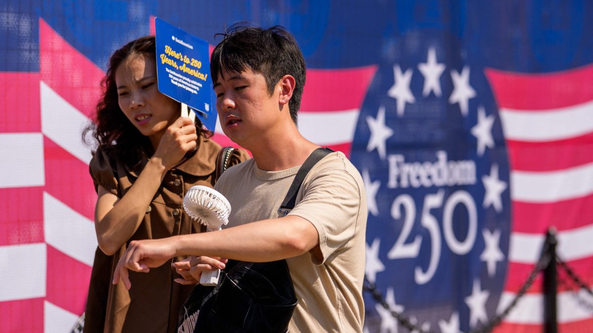 Visitors try to stay cool as they walk along the National Mall as the nation celebrates America's 250th anniversary, Washington, U.S., July 3, 2026. (AFP Photo)