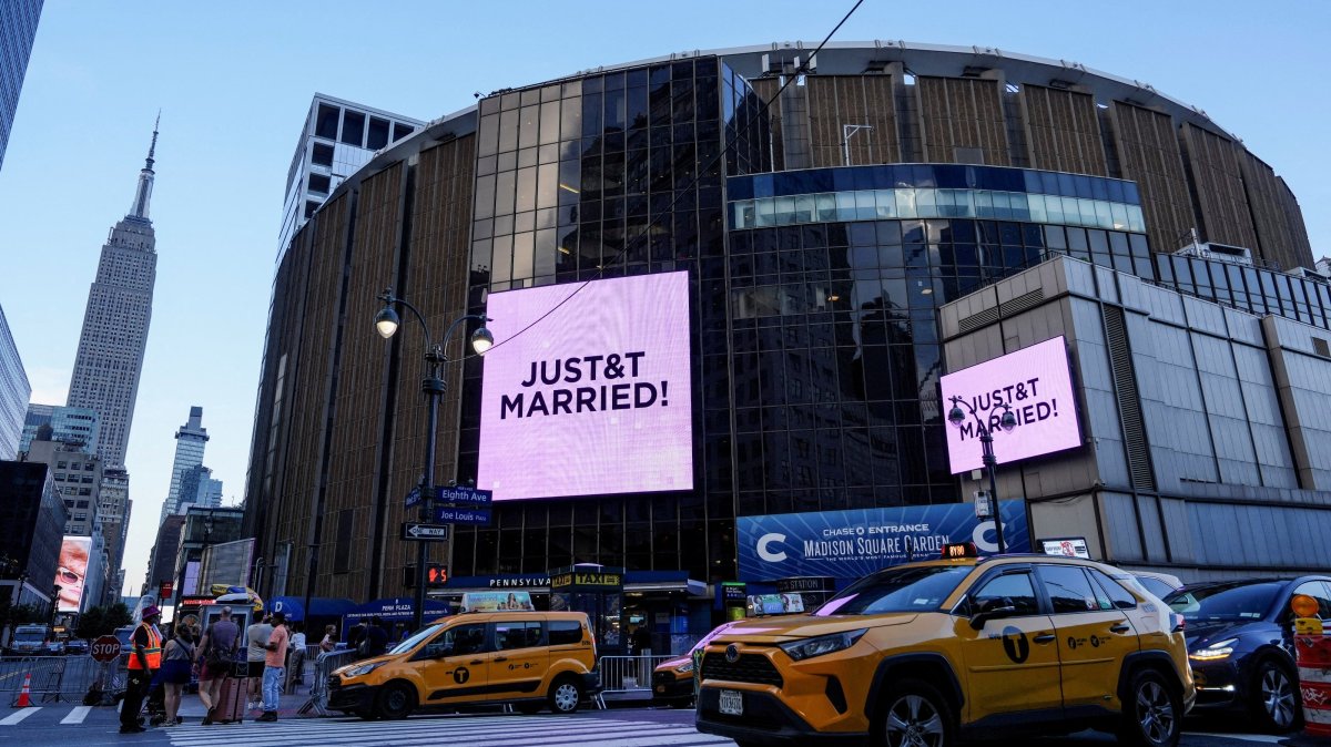 Screens display a message referencing singer Taylor Swift and NFL player Travis Kelce outside Madison Square Garden, New York, U.S., July 3, 2026. (Reuters Photo)