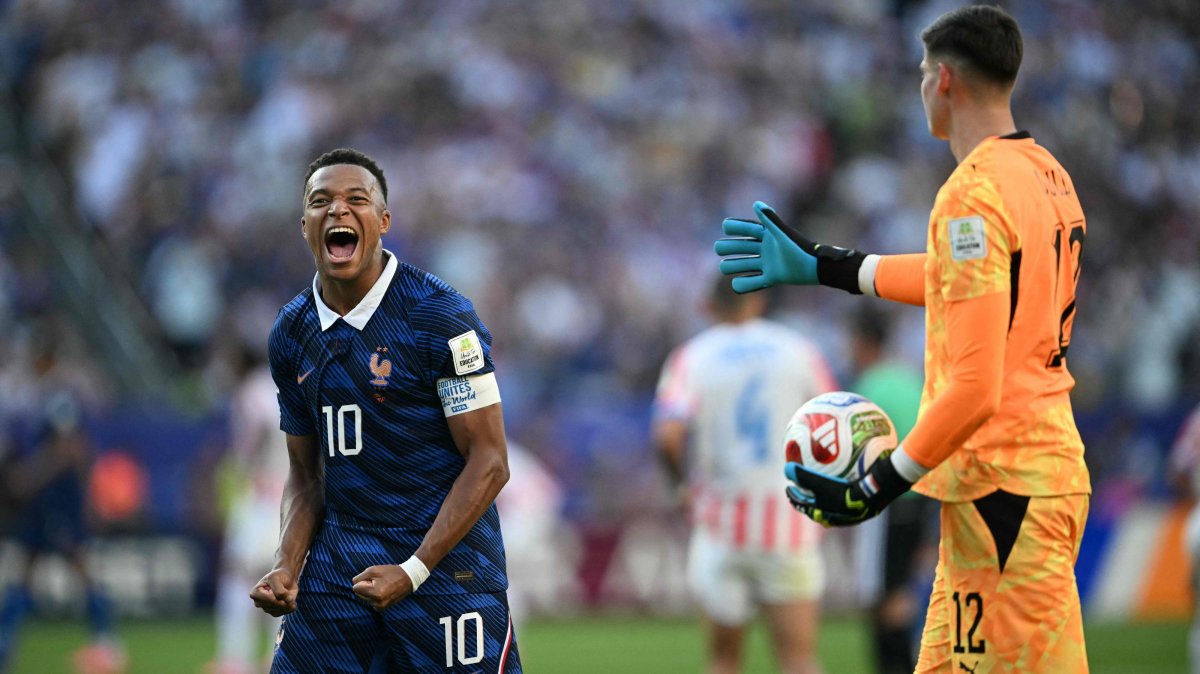 France's Kylian Mbappe (L) celebrates past Paraguay's goalkeeper Orlando Gill after winning the 2026 World Cup Round of 16 match in Philadelphia, U.S., July 4, 2026. (AFP Photo)