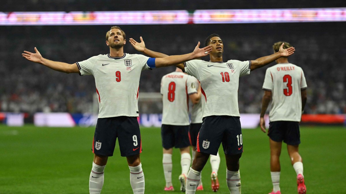 England's Jude Bellingham (L) celebrates scoring his team's first goal with teammate Harry Kane during the 2026 World Cup Round of 16 match against Mexico, Mexico City, July 5, 2026. (AFP Photo)