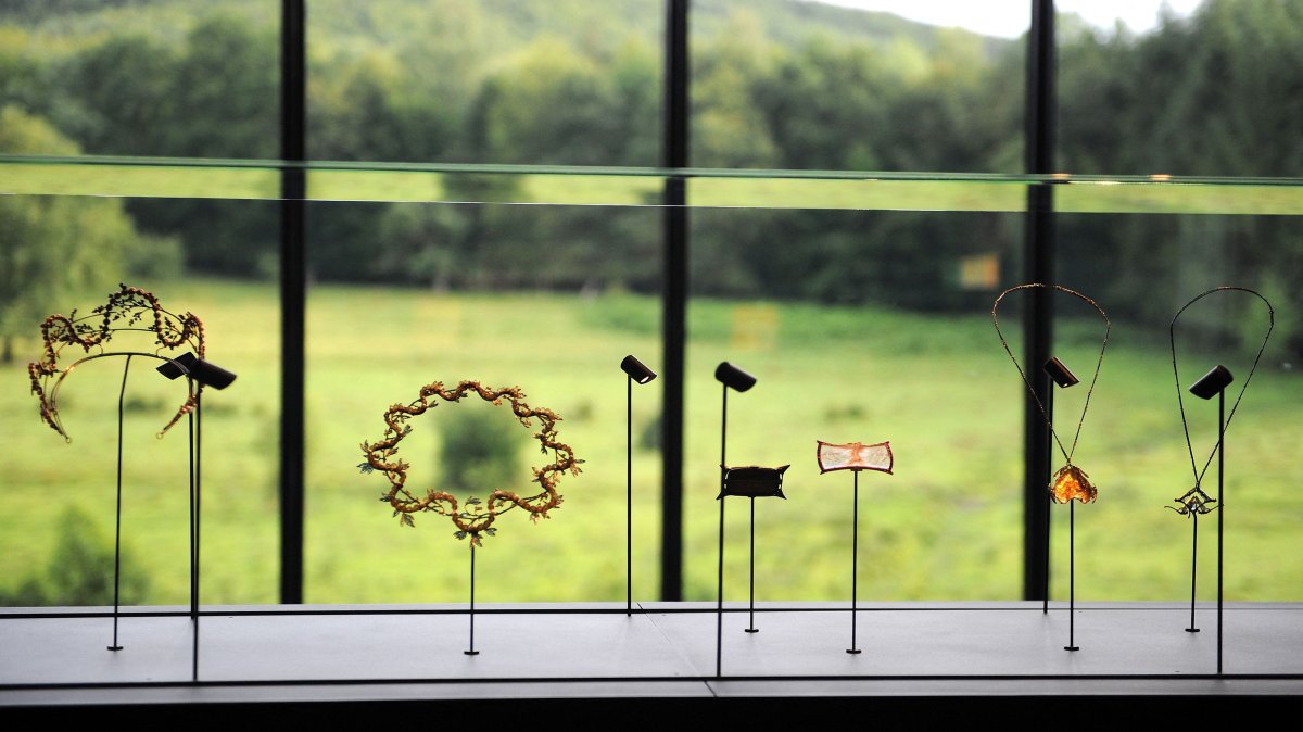 Jewelry created by French glass maker Rene Lalique is seen at the Lalique museum, Wingen-sur-Moder, eastern France, June 23, 2011. (AFP Photo)