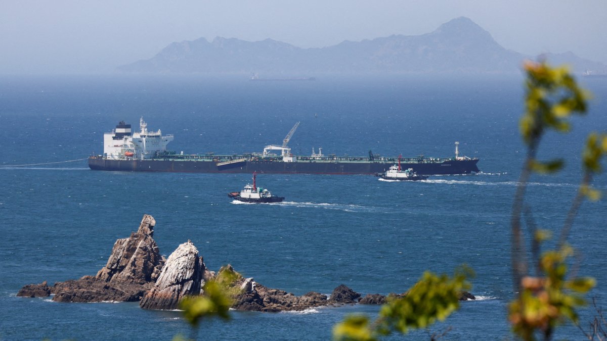 Tugboats guide the crude oil tanker Odessa, carrying UAE crude after passing through the Strait of Hormuz, navigates the waters at Daesan port, Seosan, South Korea, May 8, 2026. (Reuters Photo)