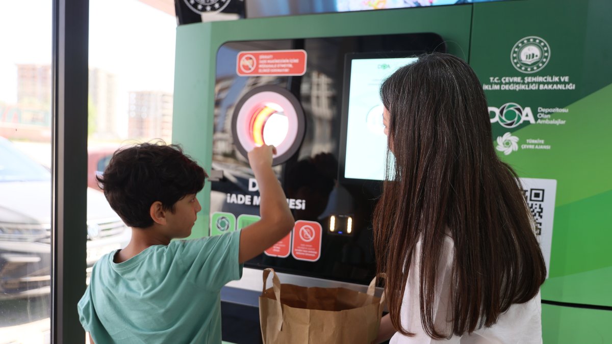 People use a deposit return machine under Türkiye's Deposit Return System, Edirne, Türkiye, July 1, 2026. (AA Photo)