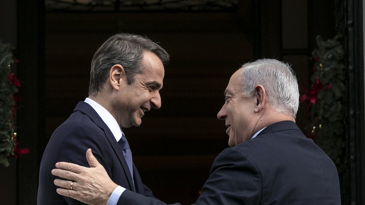 Greece's Prime Minister Kyriakos Mitsotakis (L) welcomes Benjamin Netanyahu of Israel, Athens, Greece, Jan. 2, 2020. (AP Photo)