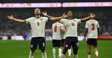 England's Jude Bellingham (L) celebrates scoring his team's first goal with teammate Harry Kane during the 2026 World Cup Round of 16 match against Mexico, Mexico City, July 5, 2026. (AFP Photo)