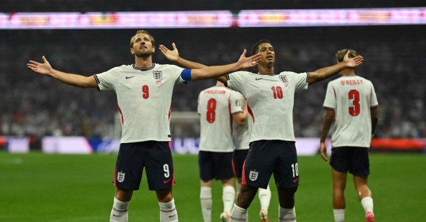 England's Jude Bellingham (L) celebrates scoring his team's first goal with teammate Harry Kane during the 2026 World Cup Round of 16 match against Mexico, Mexico City, July 5, 2026. (AFP Photo)