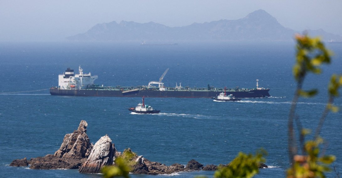 Tugboats guide the crude oil tanker Odessa, carrying UAE crude after passing through the Strait of Hormuz, navigates the waters at Daesan port, Seosan, South Korea, May 8, 2026. (Reuters Photo)