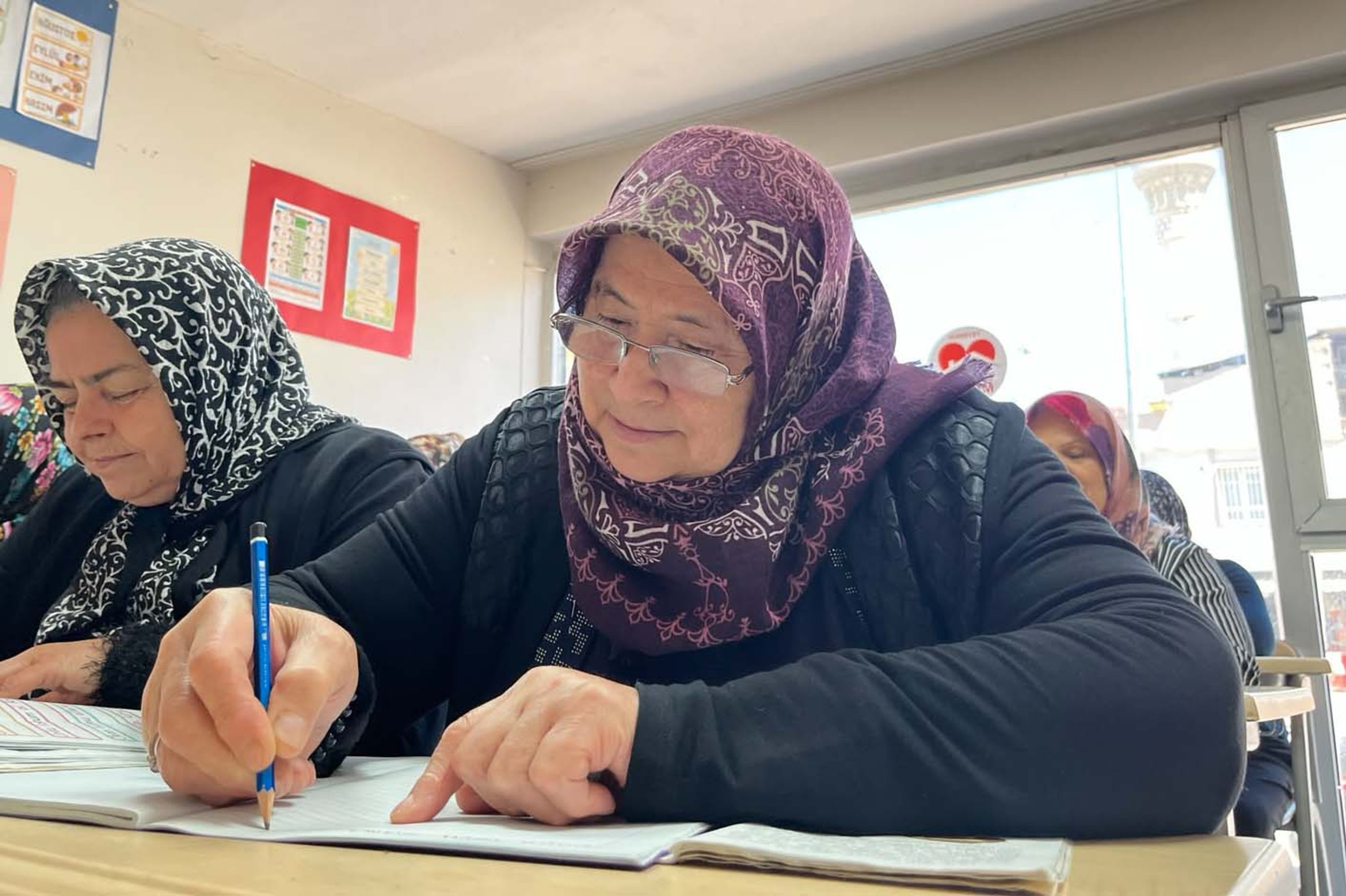 Woman in Türkiye learns to read, write at 70, fulfills lifelong dream