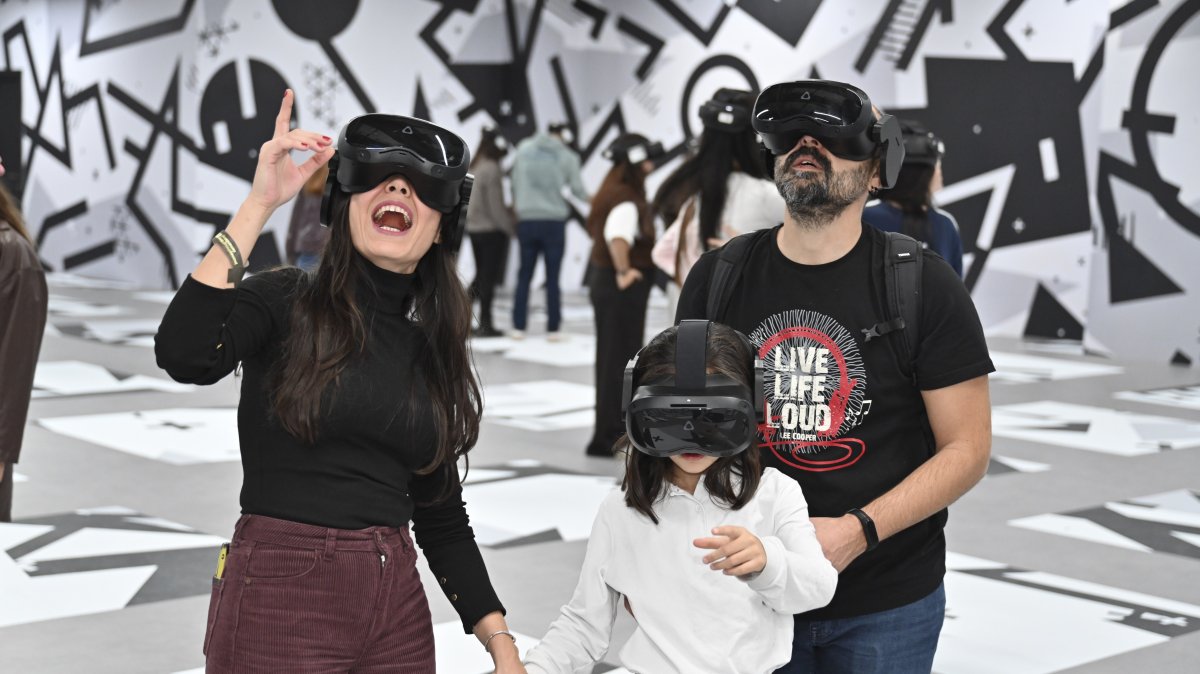 Visitors experience virtual reality at Müzeverse, Istanbul, Türkiye. (Photo courtesy of Müzeverse)