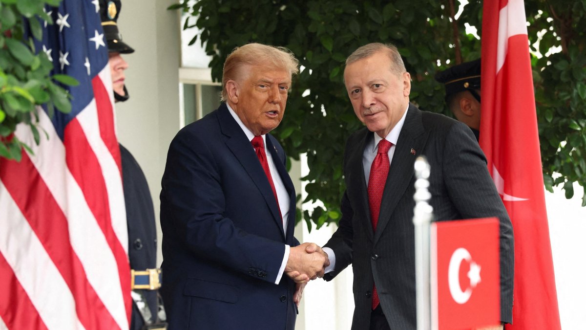 U.S. President Donald Trump (L) and Türkiye's President Recep Tayyip Erdoğan shake hands as they meet at the White House, Washington, D.C., U.S., Sept. 25, 2025. (Reuters Photo)