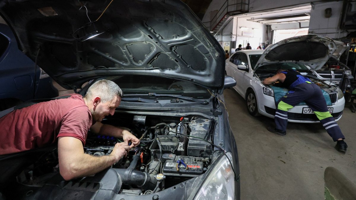 Technicians work at Garant Gaz car center, installing LPG systems and natural gas tanks on vehicles, Moscow, Russia, July 2, 2026. (Reuters Photo)