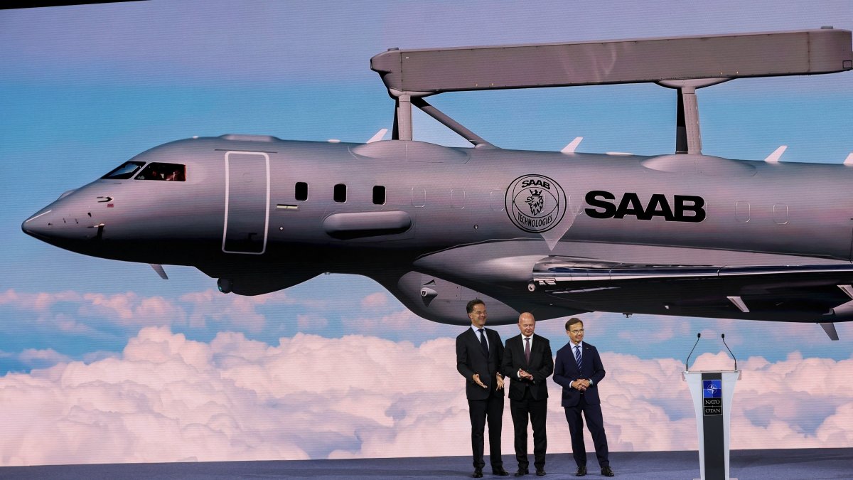 President and CEO of Saab Micael Johansson (C) stands flanked by Sweden's Prime Minister Ulf Kristersson and NATO Secretary-General Mark Rutte during the High-Level Defense announcements at the NATO Summit Defense Industry Forum, in Ankara, Türkiye, July 7, 2026. (Reuters Photo)