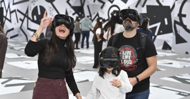 Visitors experience virtual reality at Müzeverse, Istanbul, Türkiye. (Photo courtesy of Müzeverse)