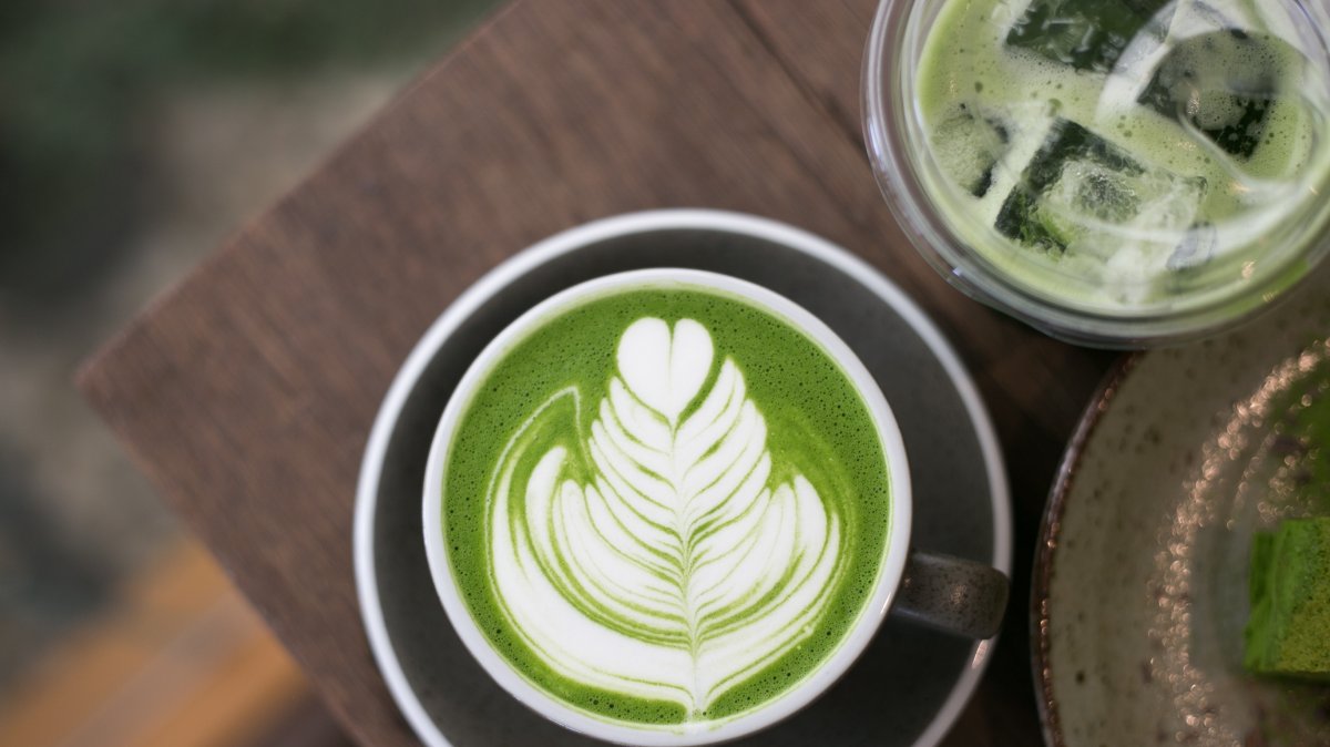 A cup of hot matcha latte with latte art. (Shutterstock Photo)
