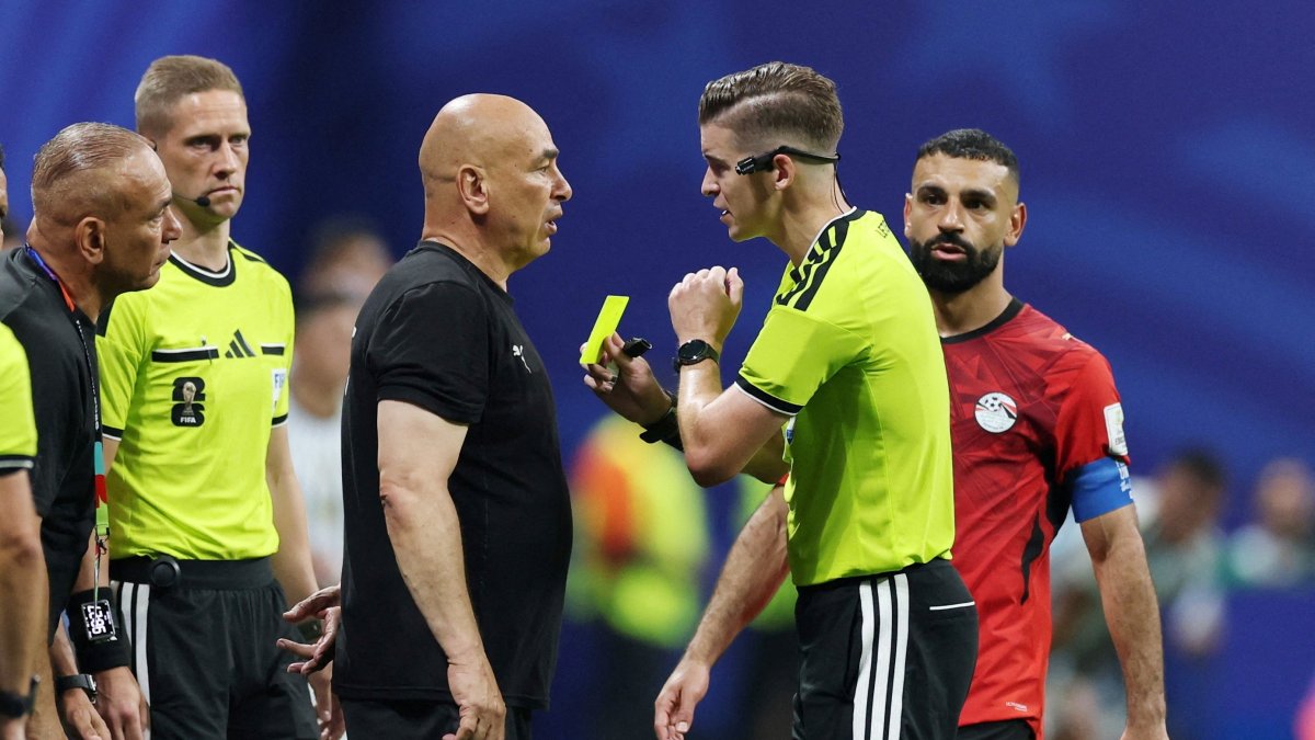 Egypt coach Hossam Hassan (L) is shown a yellow card by referee Francois Letexier during a FIFA World Cup 2026 Round of 16 match against Argentina, Atlanta, Georgia, U.S., - July 7, 2026. (Reuters Photo)