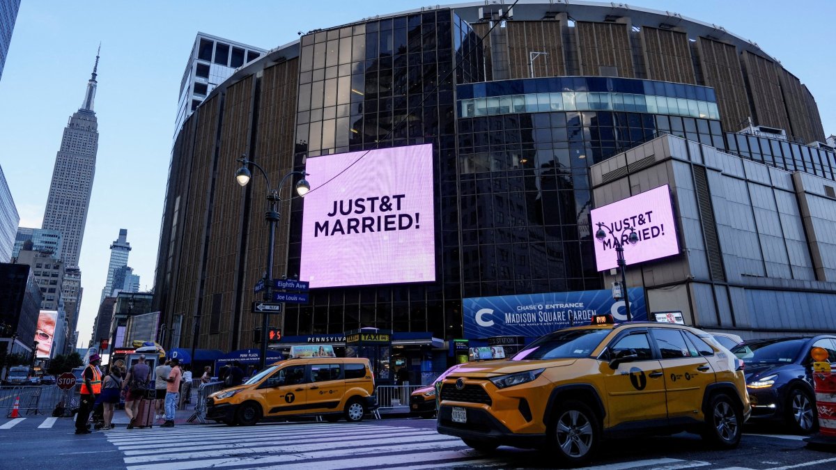 Screens display a message referencing singer Taylor Swift and National Football League (NFL) player Travis Kelce outside Madison Square Garden, the venue for their reported wedding celebrations, in New York, U.S., July 3, 2026. (Reuters Photo)