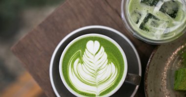 A cup of hot matcha latte with latte art. (Shutterstock Photo)
