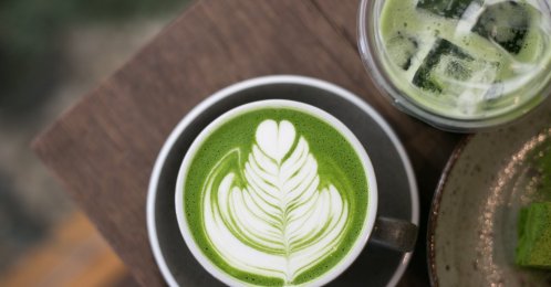 A cup of hot matcha latte with latte art. (Shutterstock Photo)