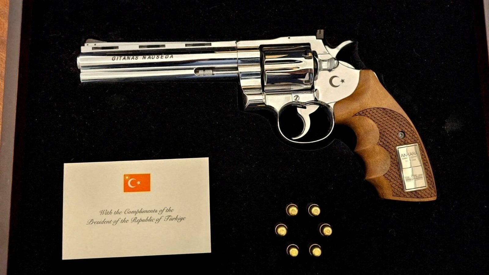 Türkiye gifts books, guns to NATO leaders