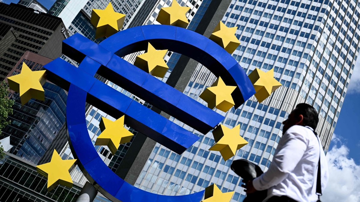 A man walks past the Euro currency sign, Frankfurt, Germany, June 9, 2026. (AFP Photo)