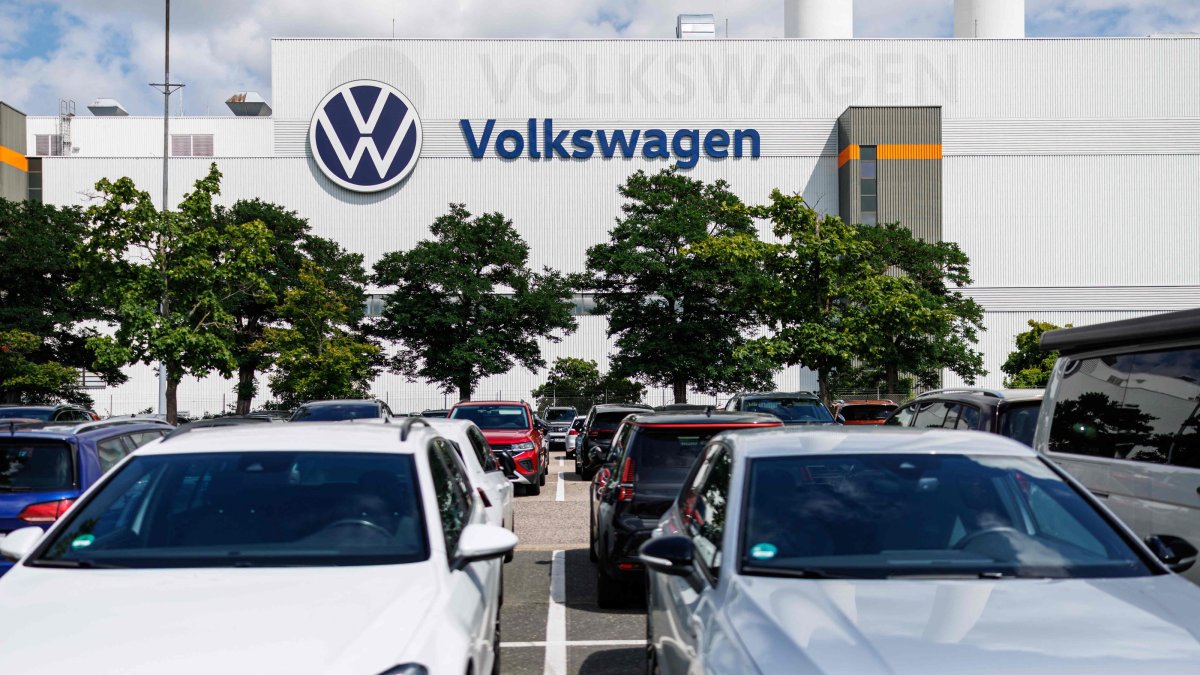 Cars are parked in front of the Zwickau Volkswagen Plant in Zwickau, eastern Germany, July 9, 2026. (AFP Photo)