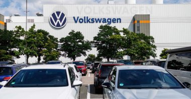 Cars are parked in front of the Zwickau Volkswagen Plant in Zwickau, eastern Germany, July 9, 2026. (AFP Photo)