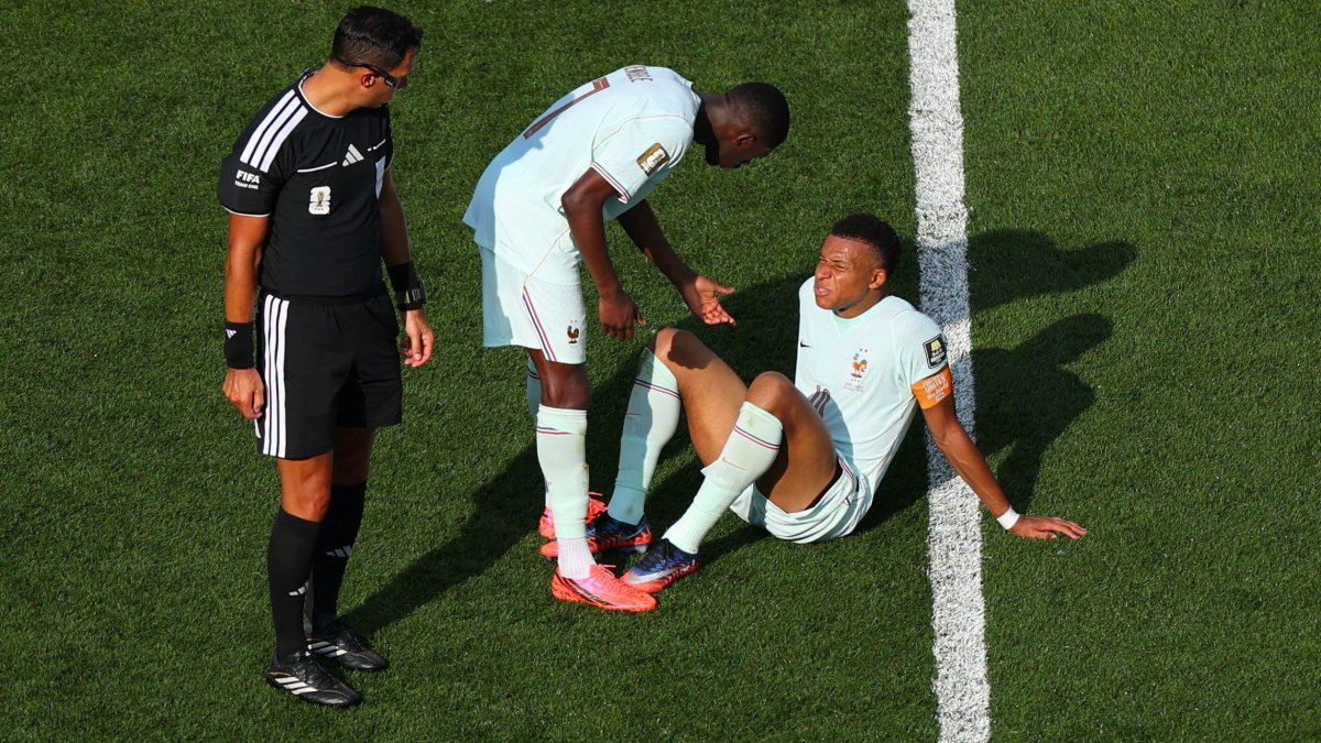 France's Kylian Mbappe (R) is checked on by Ousmane Dembele after sustaining an injury during the 2026 FIFA World Cup quarterfinal match against Morocco at Boston Stadium, Foxborough, U.S., July 9, 2026. (Reuters Photo)