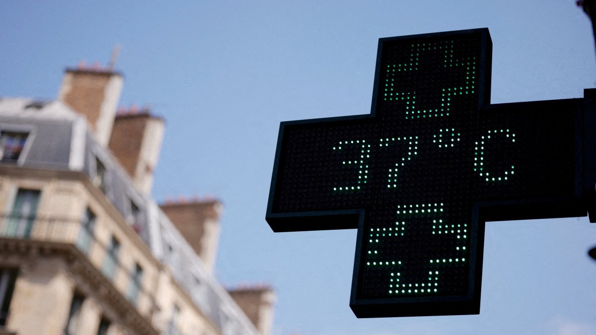 A pharmacy sign displays a temperature of 37 degrees Celsius as temperatures rise during a second heat wave affecting a large part of the country, Paris, France, June 19, 2026. (Reuters Photo)