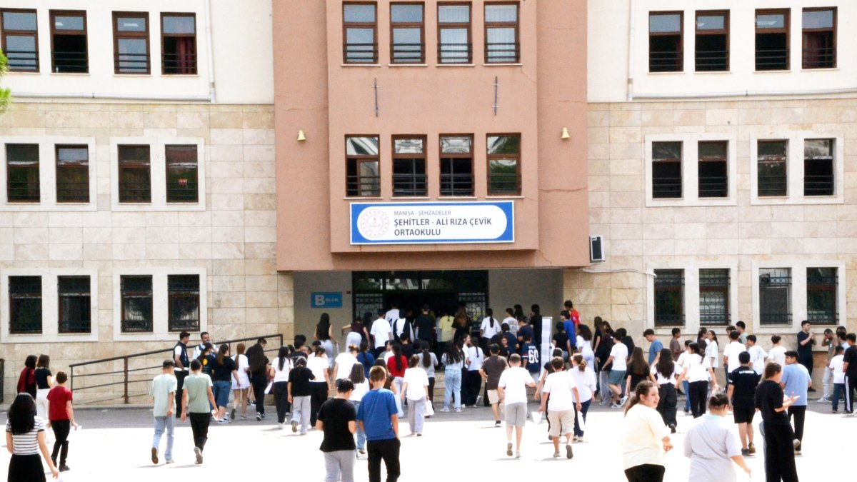 Students enter a school before taking the High School Transition System (LGS) entrance exam, Izmir, Türkiye, June 13, 2026. (AA Photo) 