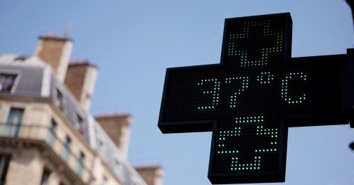 A pharmacy sign displays a temperature of 37 degrees Celsius as temperatures rise during a second heat wave affecting a large part of the country, Paris, France, June 19, 2026. (Reuters Photo)