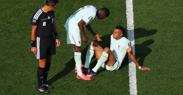France's Kylian Mbappe (R) is checked on by Ousmane Dembele after sustaining an injury during the 2026 FIFA World Cup quarterfinal match against Morocco at Boston Stadium, Foxborough, U.S., July 9, 2026. (Reuters Photo)